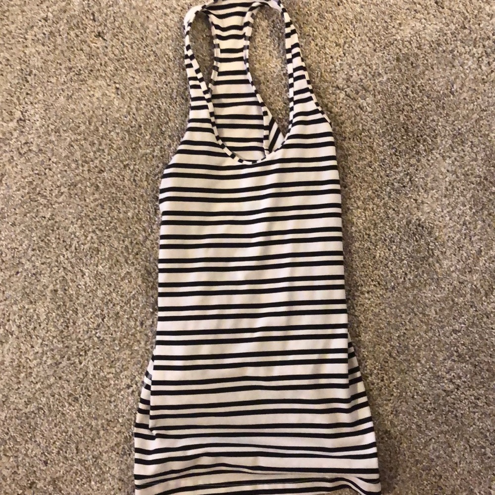 Lululemon black and white workout top